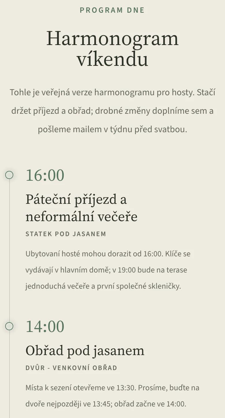 Program na webu svatby v telefonu: páteční příjezd v 16:00 a obřad pod jasanem ve 14:00