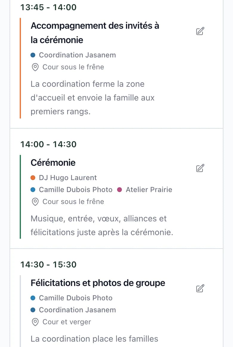 Planning du jour du mariage sur téléphone, déplacement des invités à 13:45, cérémonie à 14:00 et félicitations, avec les prestataires à chaque étape