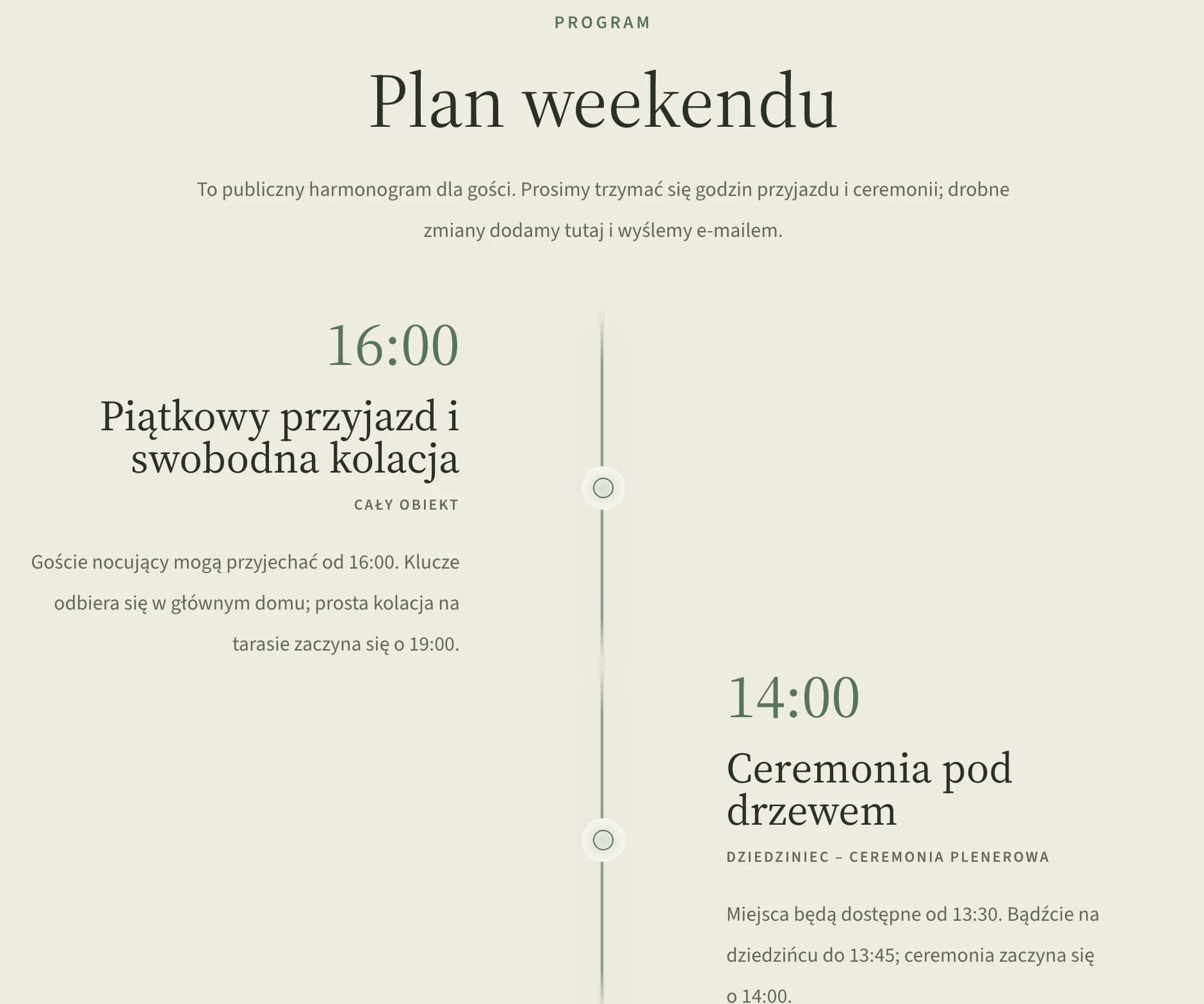 Program na stronie ślubnej: piątkowy przyjazd o 16:00 i ceremonia pod jesionem o 14:00, przejęte z harmonogramu