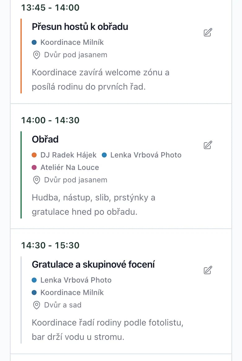 Harmonogram svatebního dne na telefonu: přesun hostů 13:45, obřad 14:00 a gratulace s dodavateli u každého bodu
