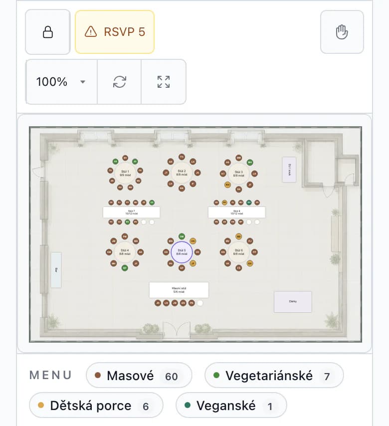 Zasedací pořádek na telefonu: plánek stodoly se všemi stoly, vybraný stůl 5 a pod plánkem počty porcí podle menu