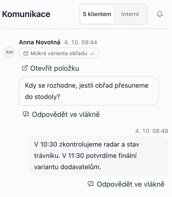 Komunikace s klientem: Anna Novotná se u bodu Mokrá varianta obřadu ptá, kdy se rozhodne o přesunu do stodoly, a odpověď s časy kontroly