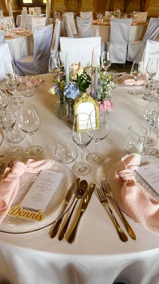 Svatba na místě Zámek Liblice, příspěvek @delta.weddings z roku 2024
