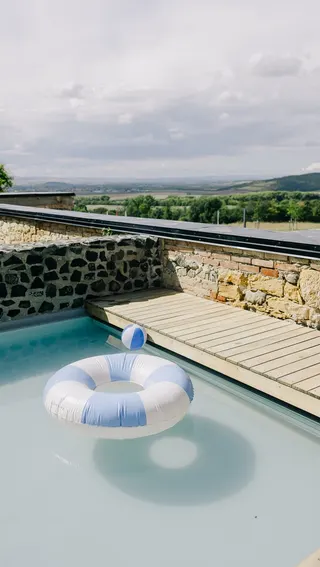 Svatba na místě Resort Oblík (Boutique Weddings), příspěvek @boutiqueweddingsprague z roku 2025