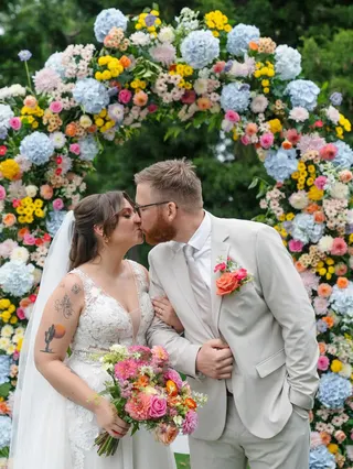 Svatba na místě Villa Dom Carli (Royal Wedding by Kate), příspěvek @royalweddingbykate z roku 2025