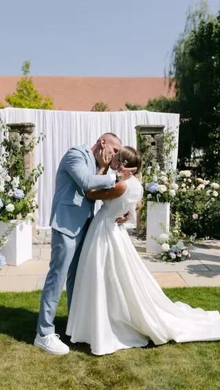 Svatba na místě Na Kmíně (Magnolia Weddings Prague), příspěvek @magnoliaweddingsprague z roku 2025