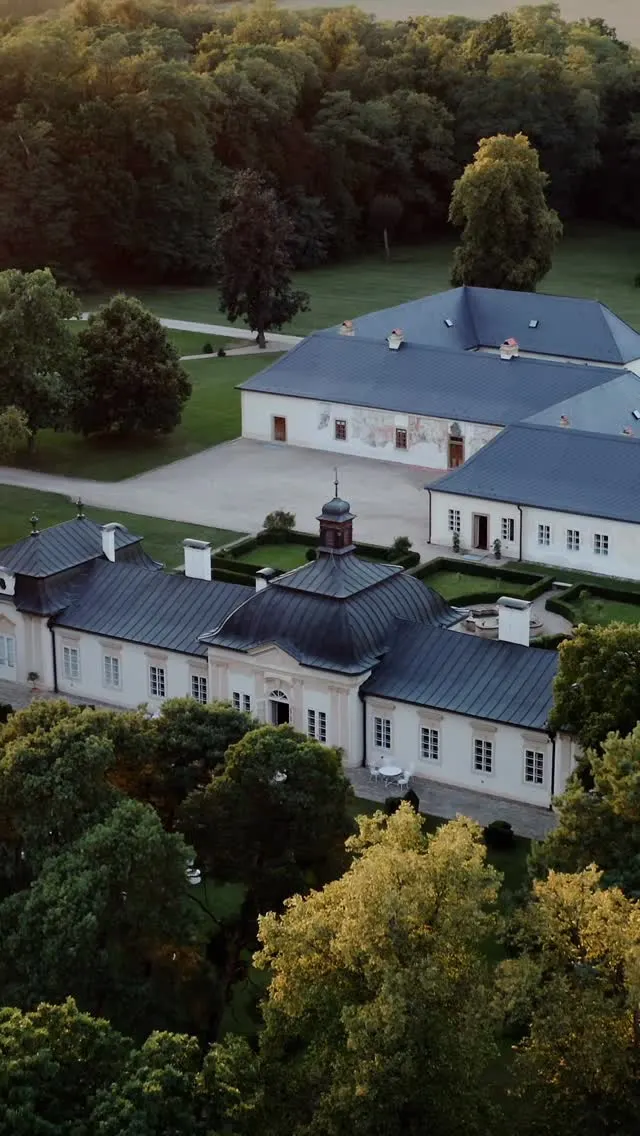 Svatba na místě Zámek Bon Repos (Magnolia Weddings Prague), příspěvek @reactmedia.cz_weddings z roku 2026