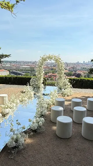 Svatba na místě Villa Richter (Brilliant Wedding), příspěvek @lumi.decor.company z roku 2026