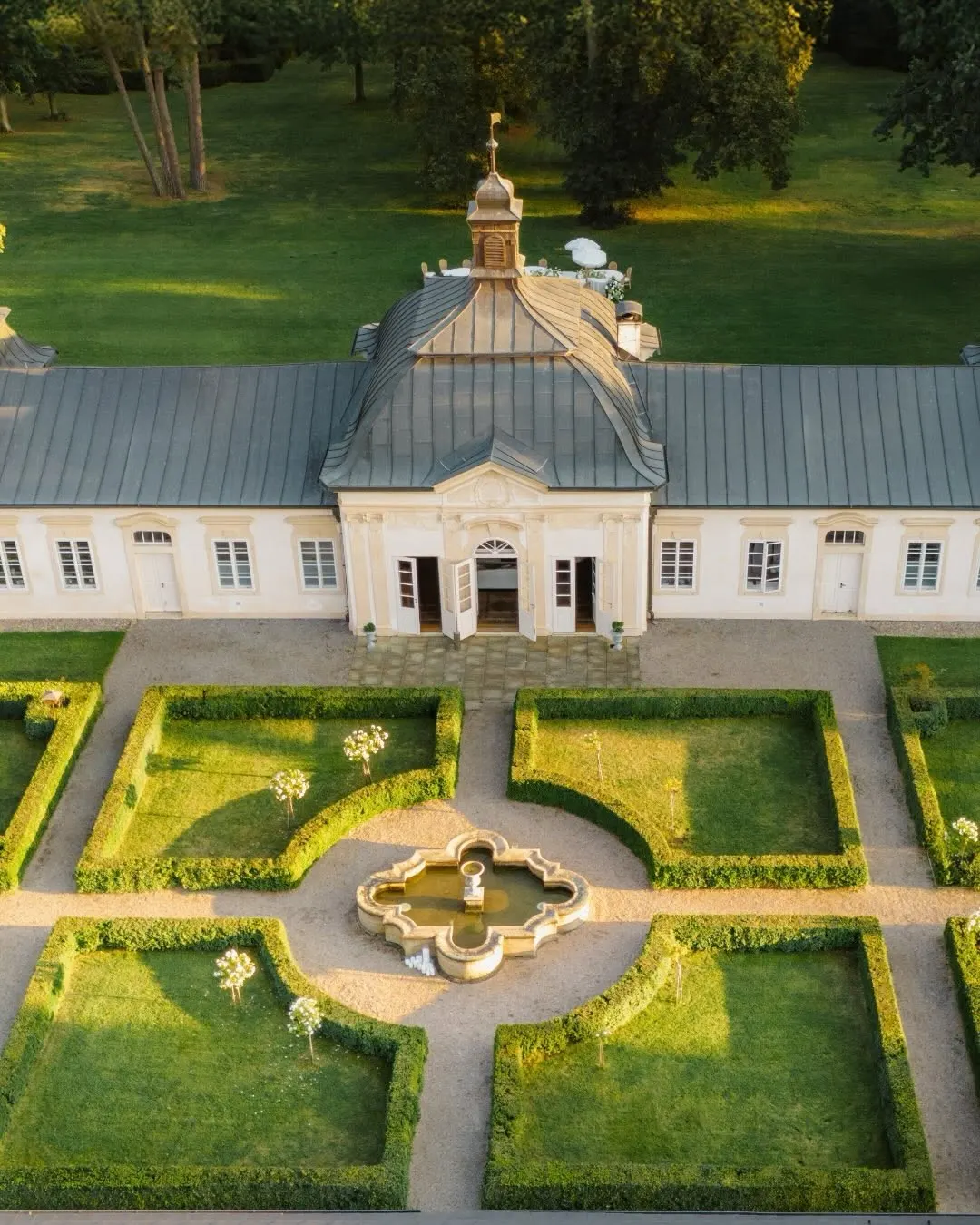 Z portfolia – Zámek Bon Repos, Stará Lysá (Ellovee Weddings, 2025)