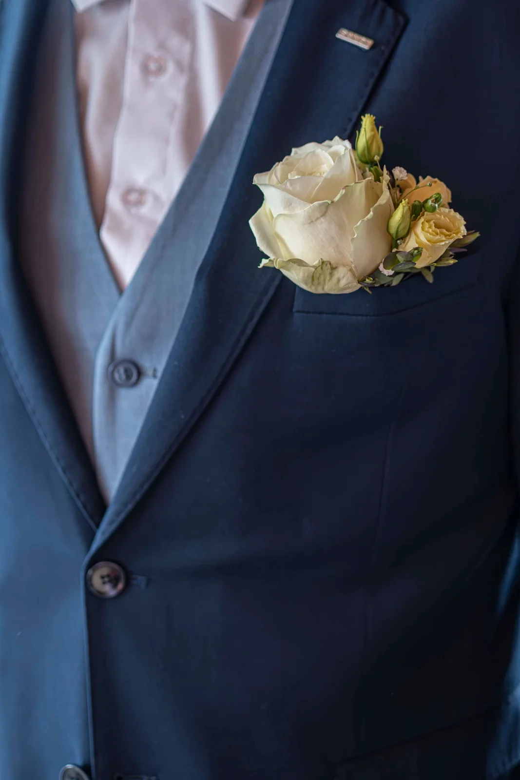Mika Moments / Michaela Fikejzová – Detail svatební korsáže a formálního obleku z oficiální galerie práce koordinátorky; nenáleží mu nedoložené autorství floristické práce.
