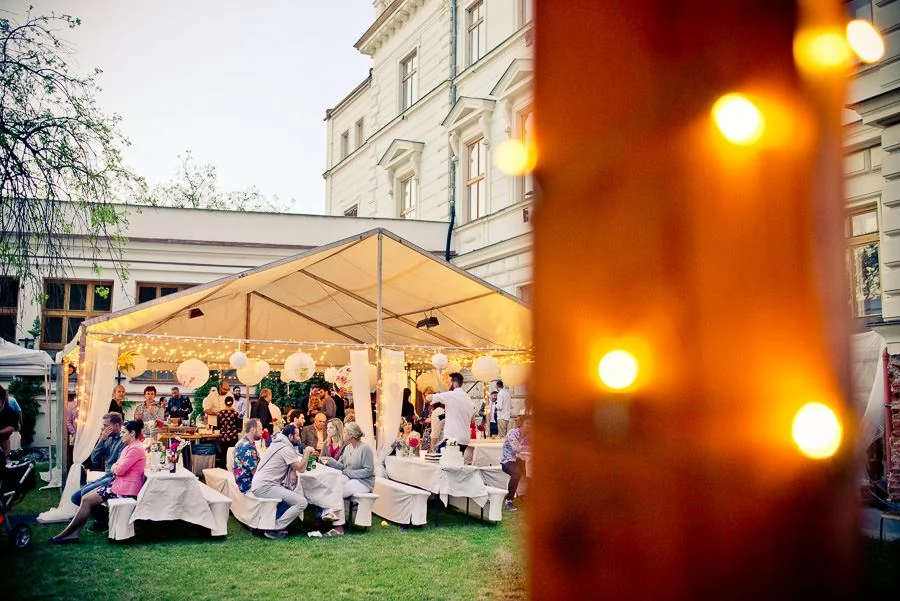 Svatby Prema – Celková atmosféra venkovní hostiny pod stanem s hosty; vlastní upload účtu na oficiálním webu