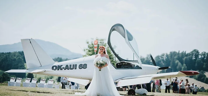 Svatební koordinátorka – Gabriela Urbánková – Svatební fotografie novomanželů u letadla z galerie koordinátorky