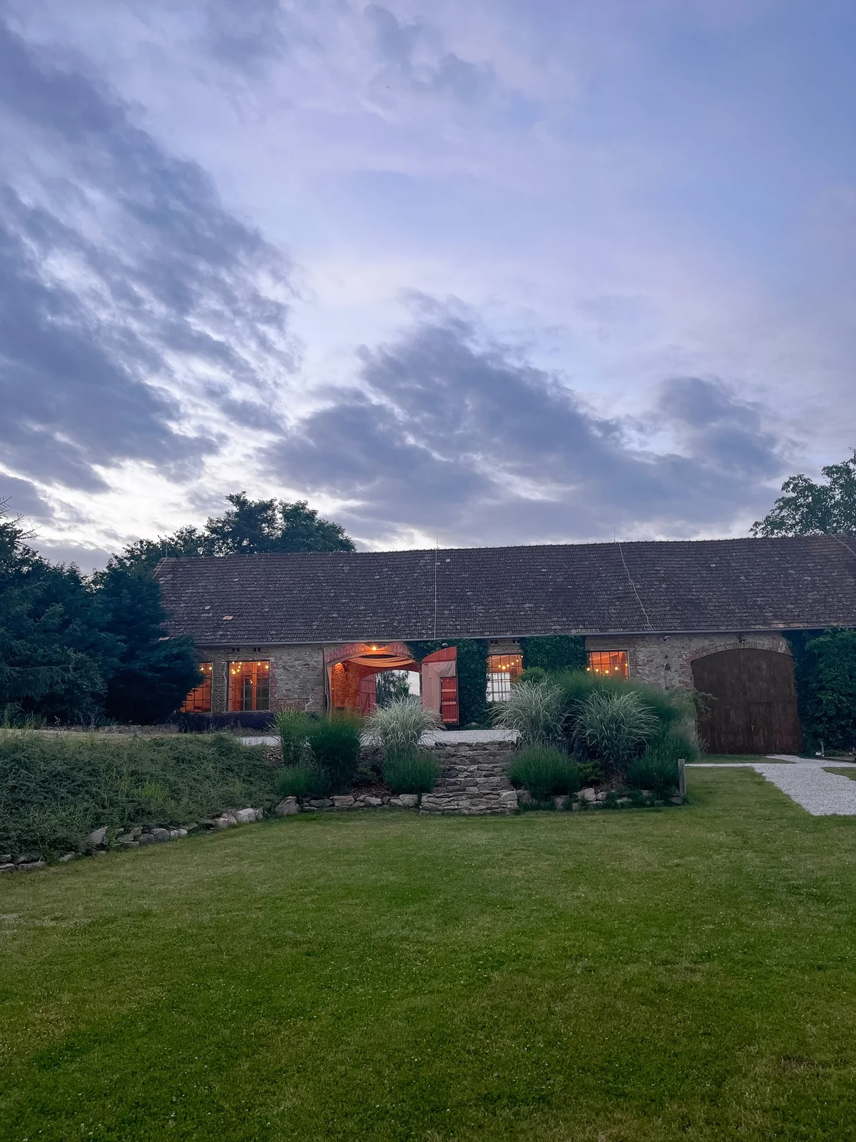 Chateau Kravín – Exteriér svatební stodoly Chateau Kravín s navazující zahradou