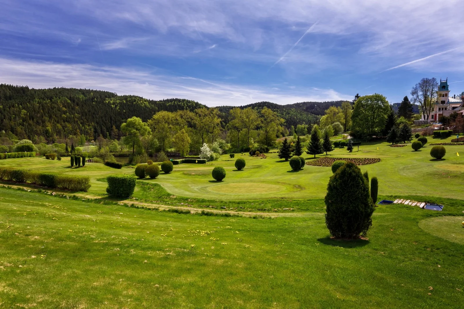 Cihelny Golf & Wellness Resort – Široký pohled na zelené okolí resortu.