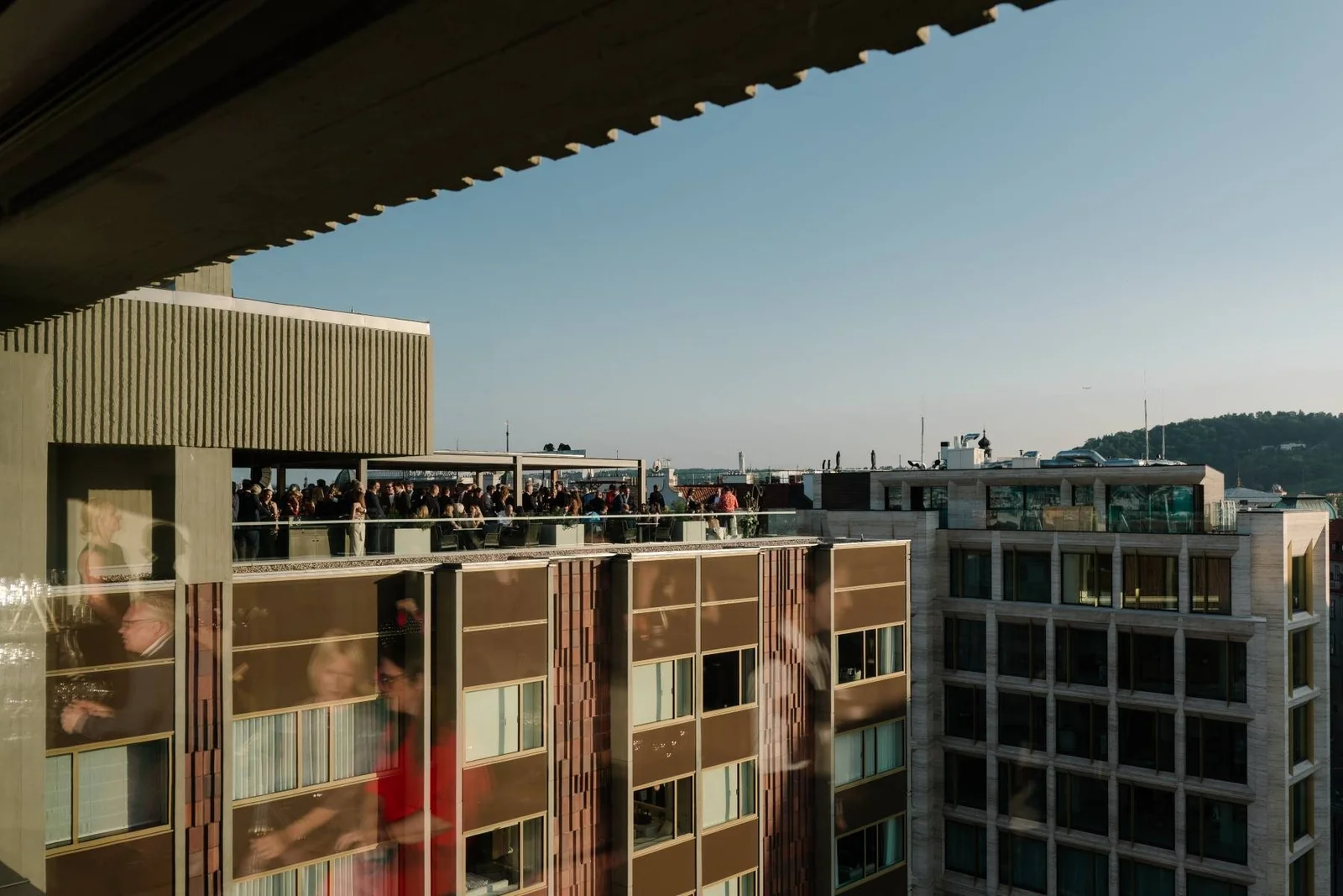 Fairmont Golden Prague – Exteriér hotelu a střešní terasa s okolím