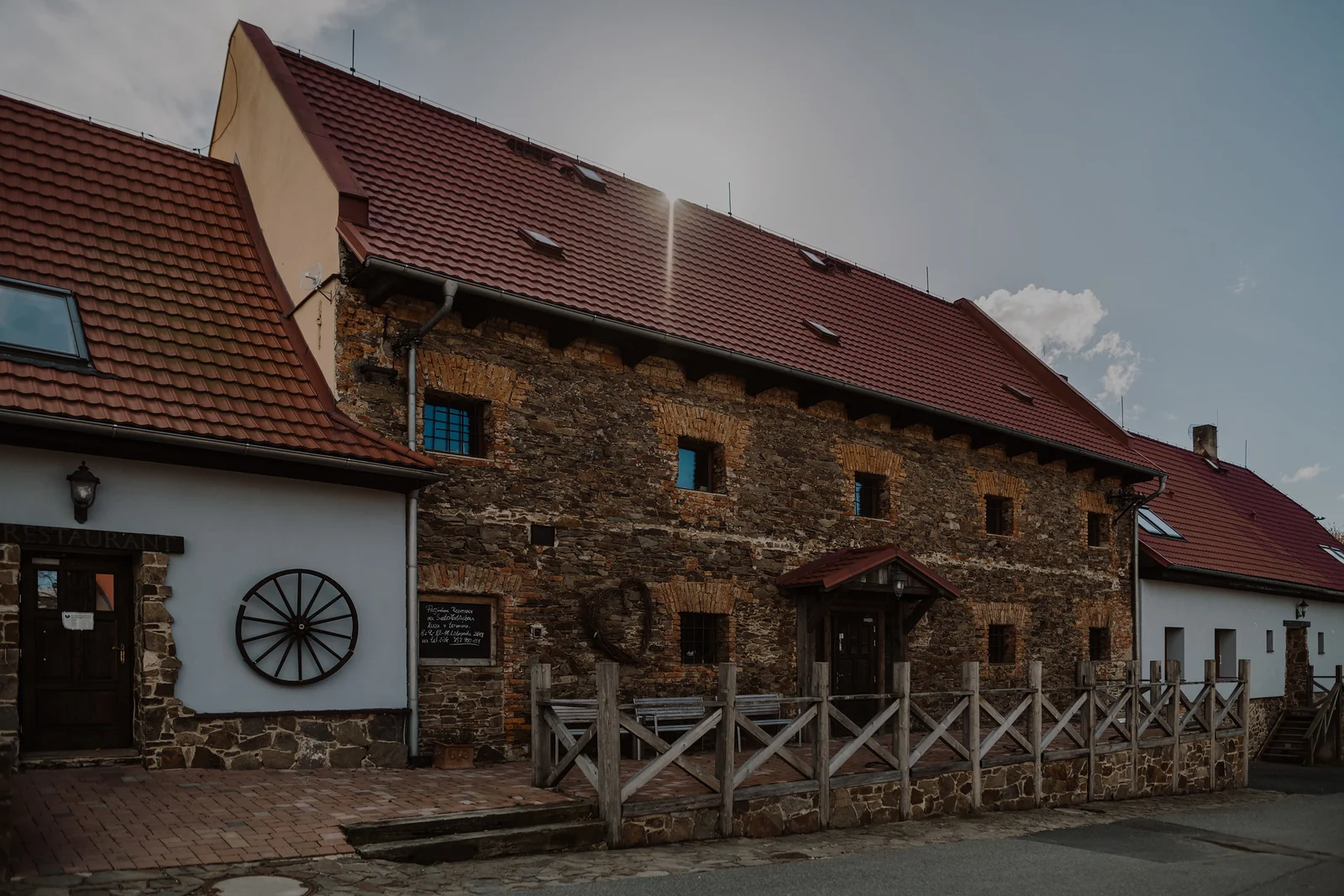 Farma Klokočov – Františkův dvůr – Celkový exteriér kamenné budovy Františkova dvora.