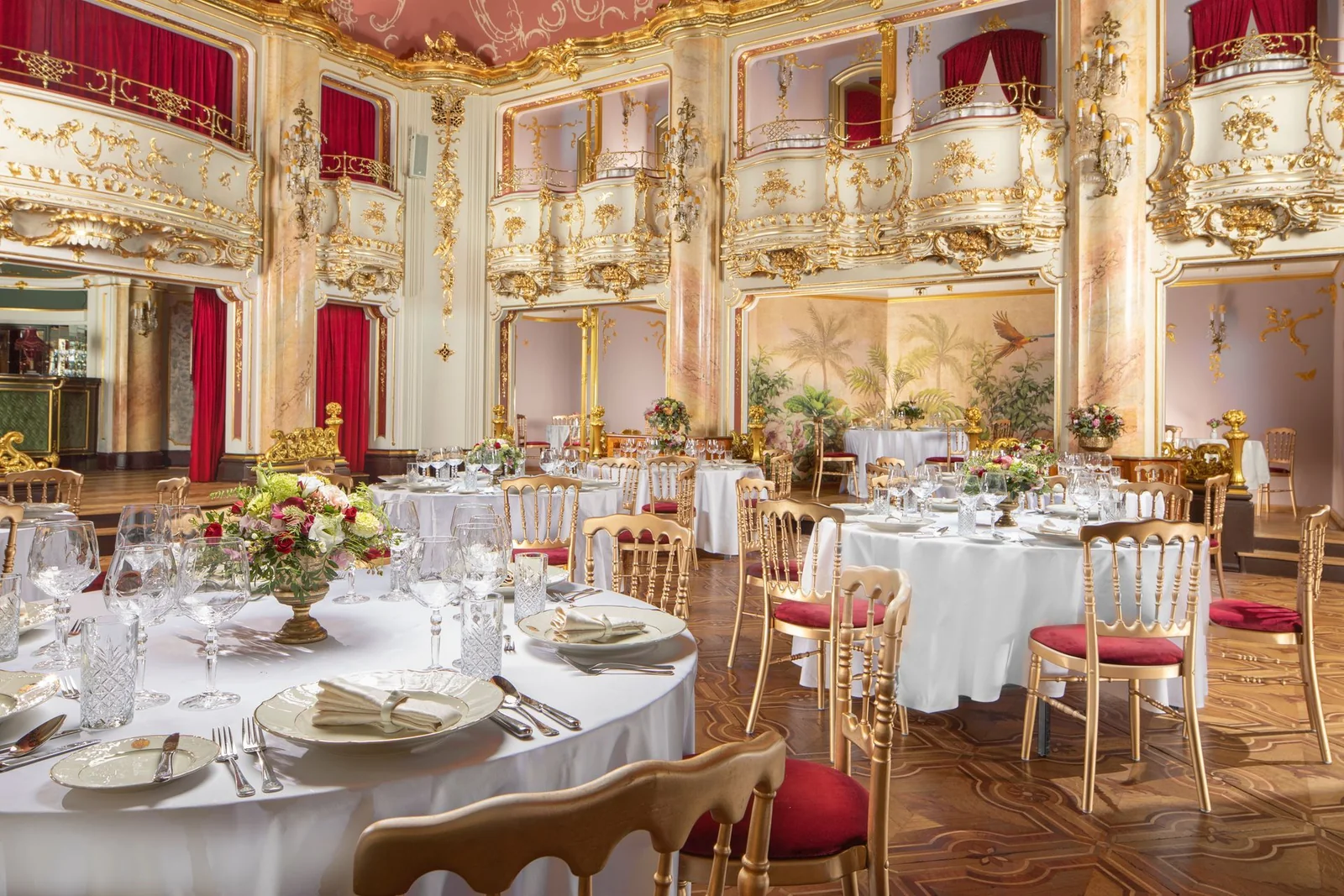 Grand Hotel Bohemia – Boccaccio – Celkový pohled na bohatě zdobený sál Boccaccio připravený pro slavnostní hostinu.