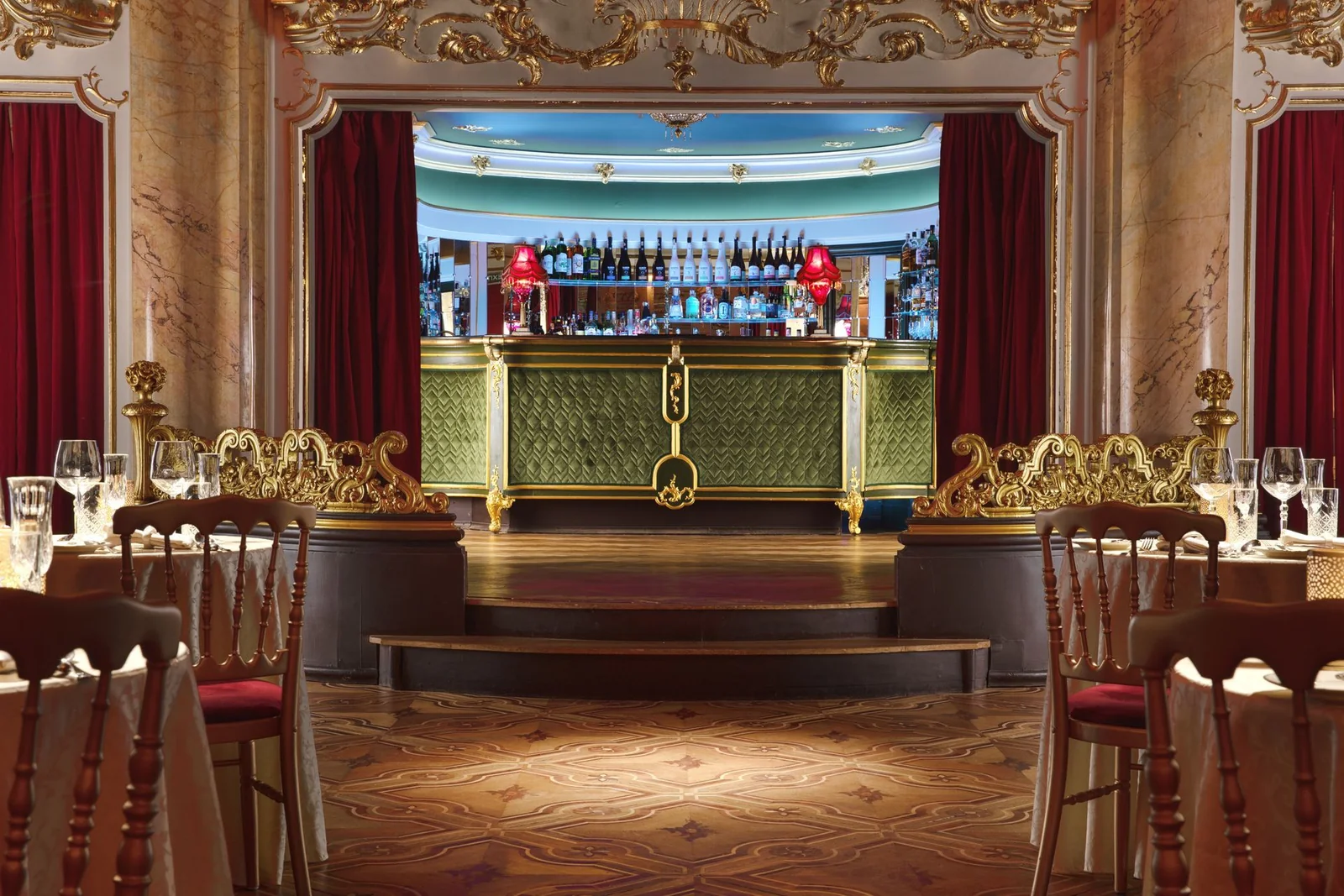 Grand Hotel Bohemia – Boccaccio – Druhý pohled na reprezentativní sál s barem a stoly.