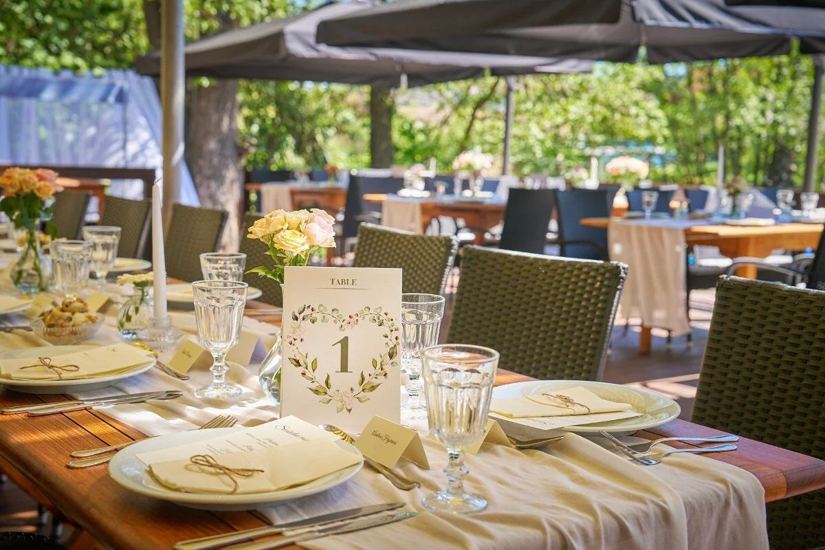 Hliněná bašta – Svatebně připravená krytá terasa restaurace.