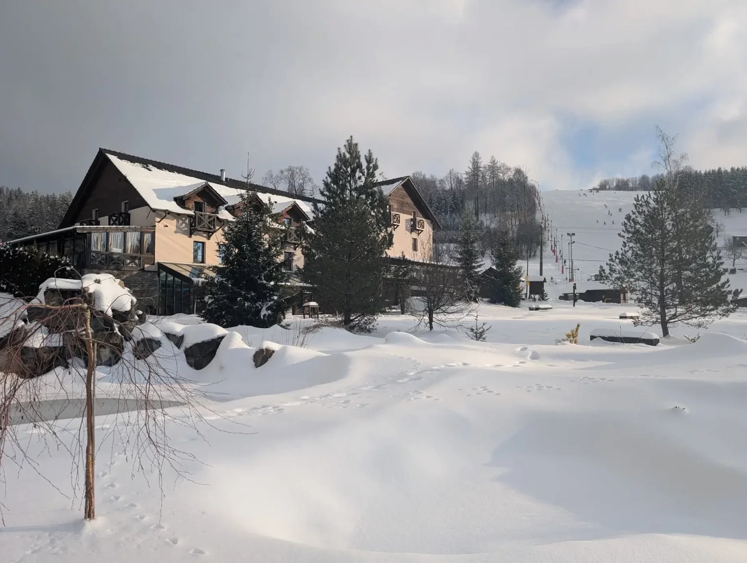 Hotel Kempa – Exteriér hotelového areálu v zimě.