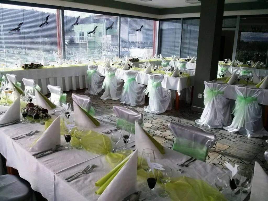 Hotel Rakovec – Celkový pohled na svatebně uspořádaný restaurační sál