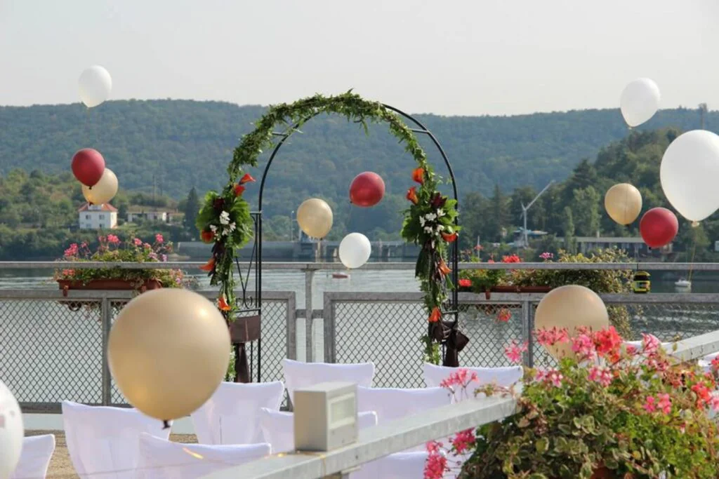 Hotel Rakovec – Obřadní terasa se slavobránou a výhledem na přehradu
