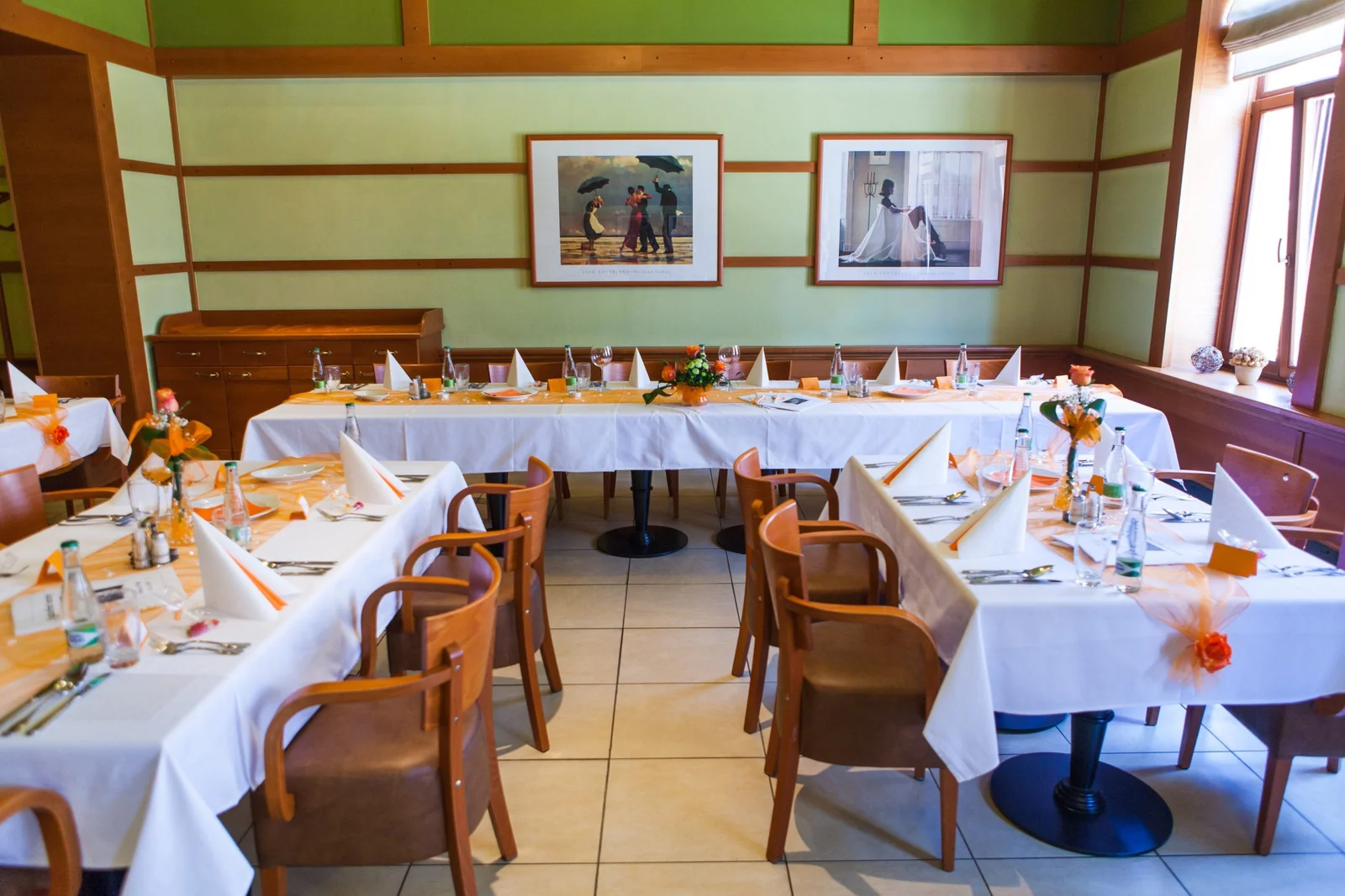 Hotel a Restaurace Pod Věží – Celkový pohled na salonek restaurace uspořádaný pro hostinu