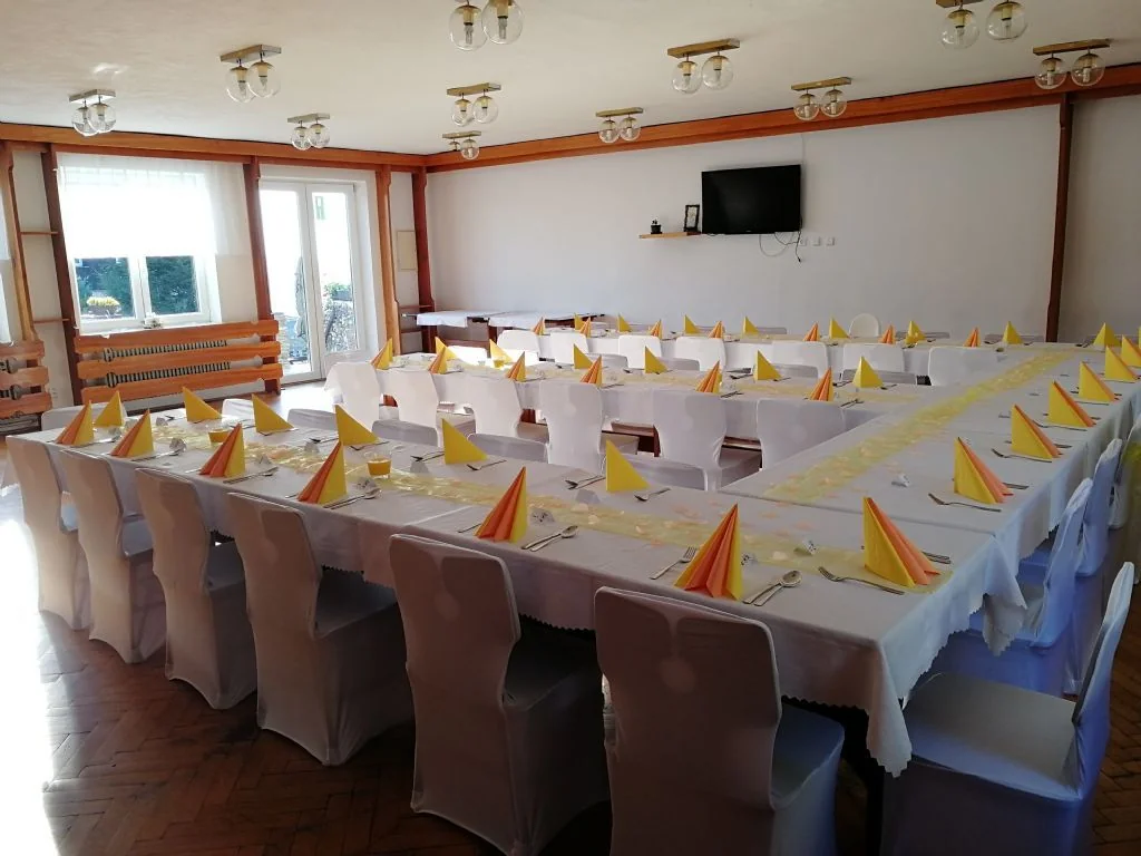 Hotel Rohanov – Celkový pohled na sál restaurace se svatební hostinou.