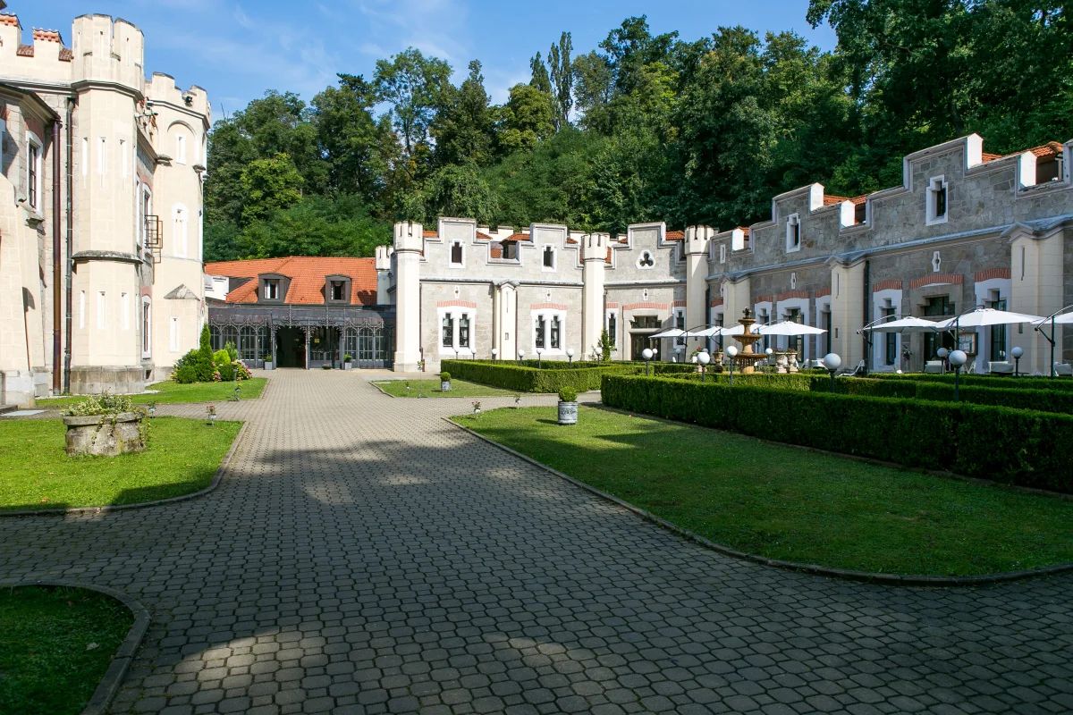 Hotel Štekl – Široký pohled na nádvoří hotelu Štekl