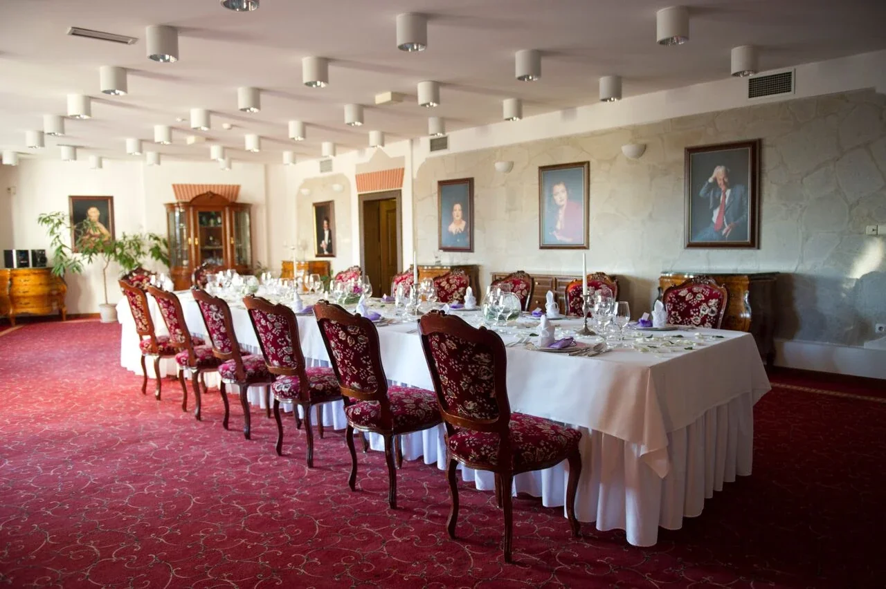 Hotel Štekl – Celkový pohled na slavnostně připravený sál hotelu
