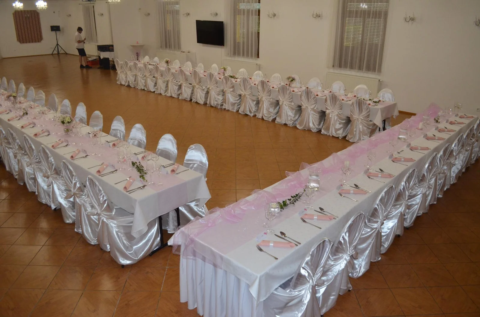 Hotel Tři Věžičky – Celkový pohled na sál připravený pro hostinu.