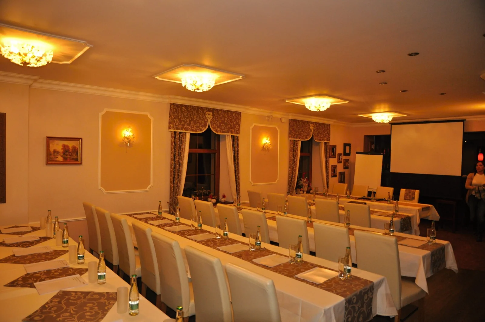 Hotel Zlatá Lípa – Celkový pohled na sál s uspořádáním stolů.