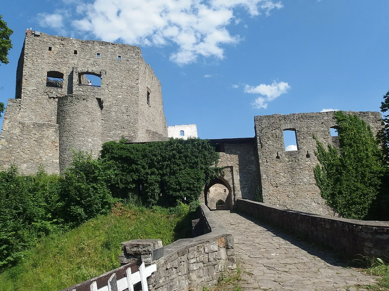 Hrad Hukvaldy – Široký pohled na vstupní most a bránu hradu Hukvaldy; konkrétní Commons soubor potvrzuje Hukvaldy, okres Frýdek-Místek. Varianta hrad (10) s nízkými hradbami byla vyřazena.
