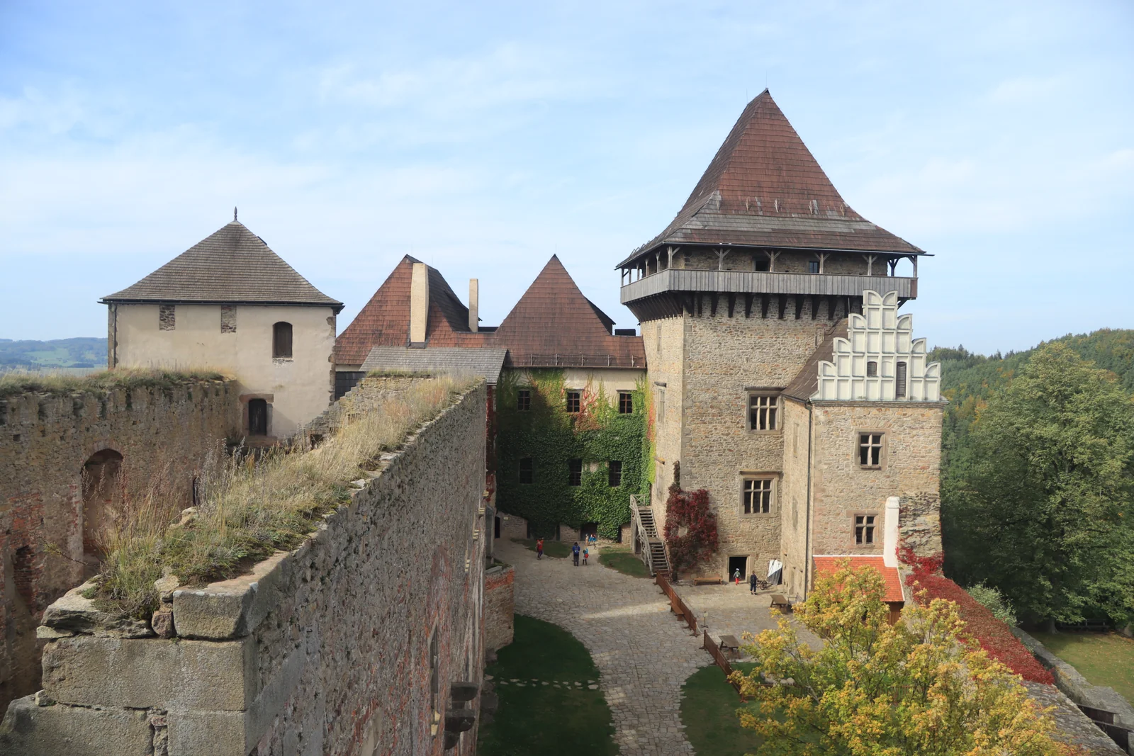 Hrad Lipnice – Širší pohled na hrad Lipnice, věže a nádvoří; popis konkrétního souboru výslovně uvádí Lipnici nad Sázavou, Havlíčkův Brod.
