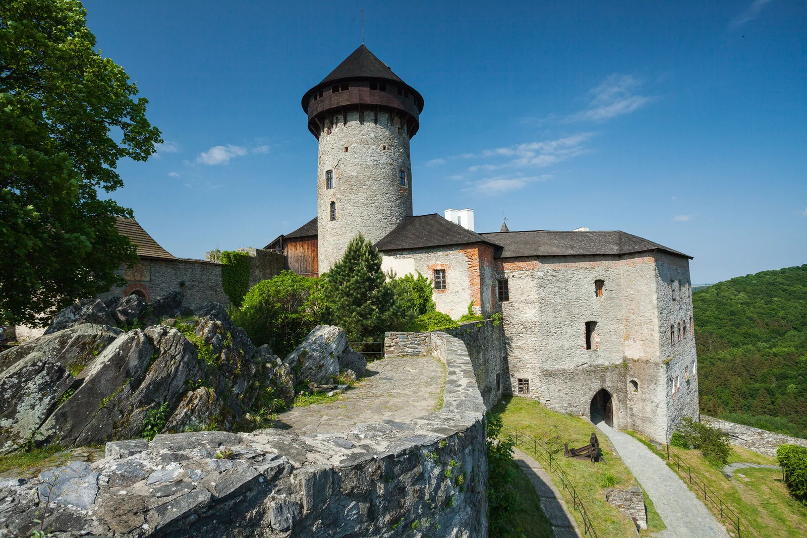 Hrad Sovinec – Celkový exteriér hradu se skalním podložím.