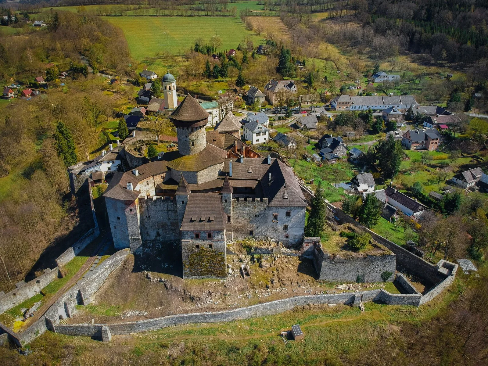 Hrad Sovinec – Letecký pohled na celý hrad a jeho okolí.