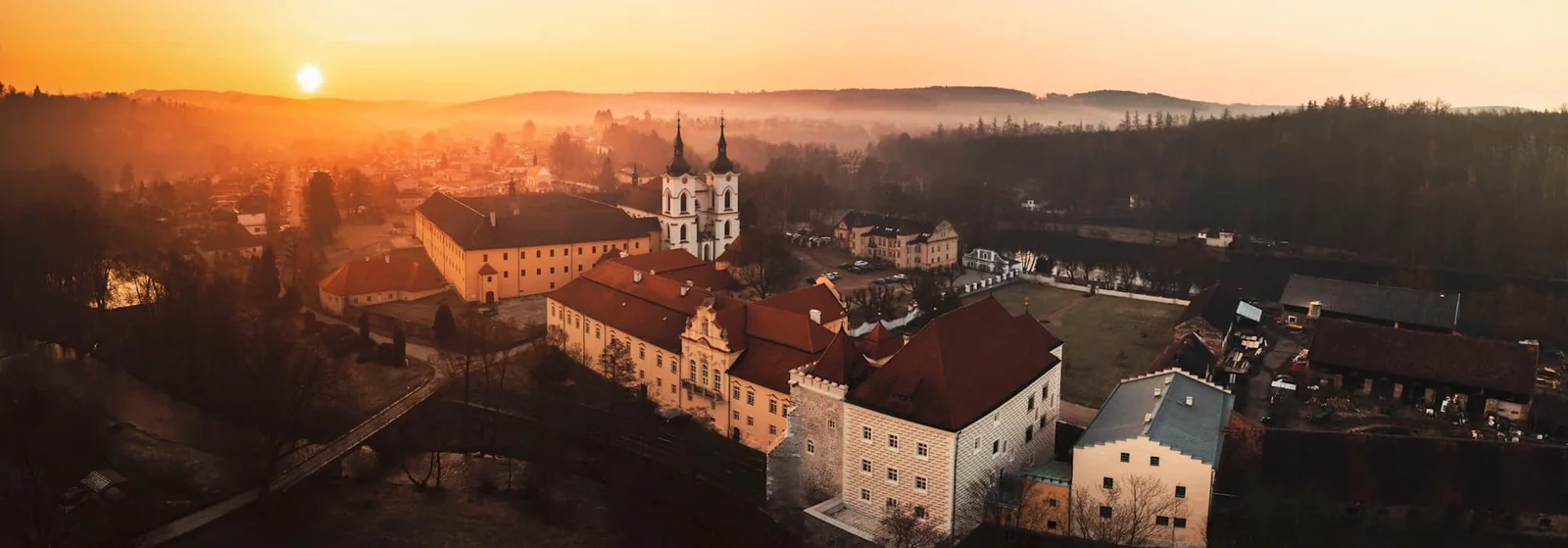 Klášter Želiv – Panorama klášterního areálu při západu slunce.