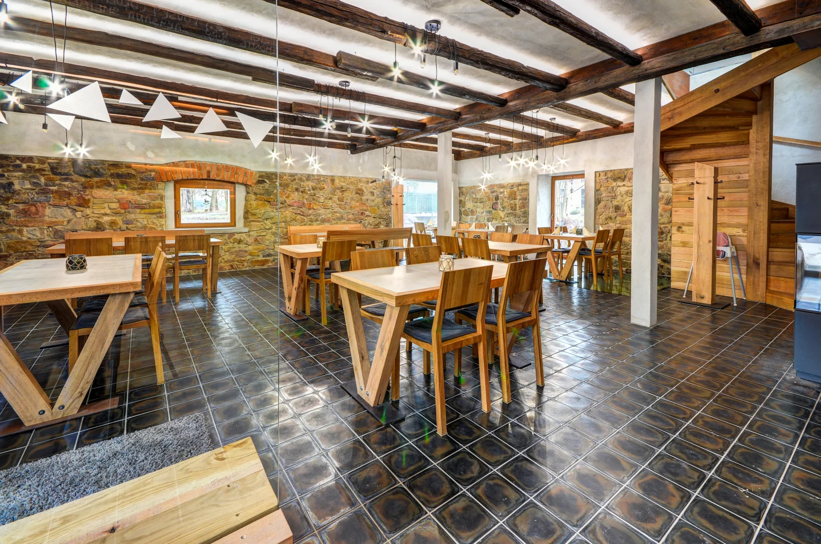 Nemlýn Kravaře – Celkový interiér restaurace s viditelnou dispozicí; originál z galerie.
