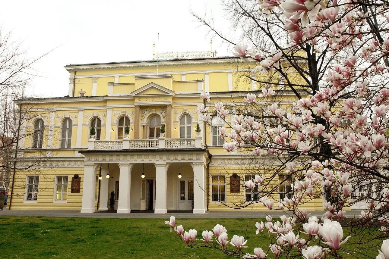 Palác Žofín – Denní pohled na fasádu Žofína v parku.