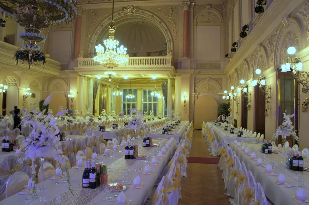 Palác Žofín – Rozlehlý reprezentativní sál se svatební hostinou.