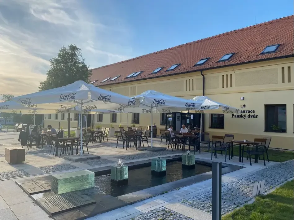Panský dvůr Kunovice – Celkový exteriér Panského dvora s terasou.