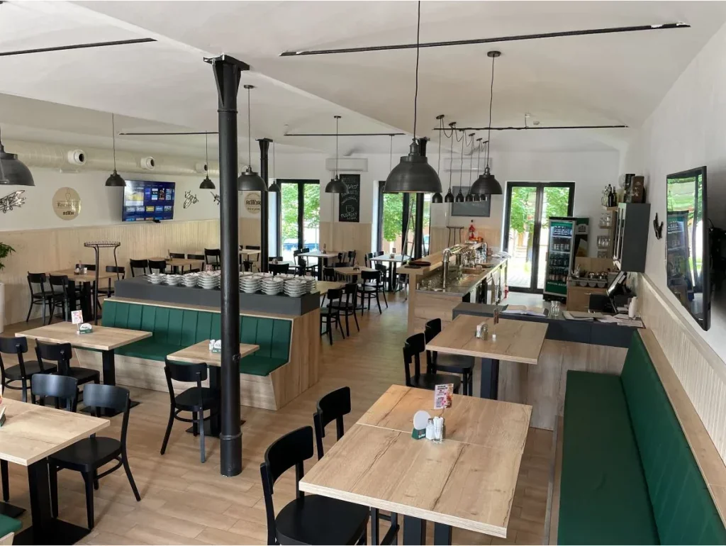 Panský dvůr Kunovice – Široký pohled na interiér restaurace pro hostiny.
