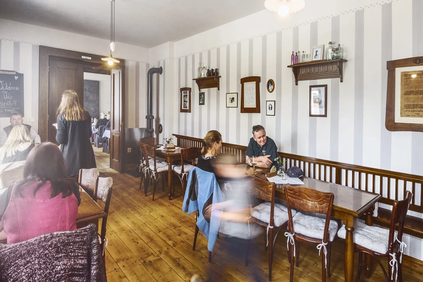 Penzion Mahler Kaliště – Široký interiér restaurace penzionu