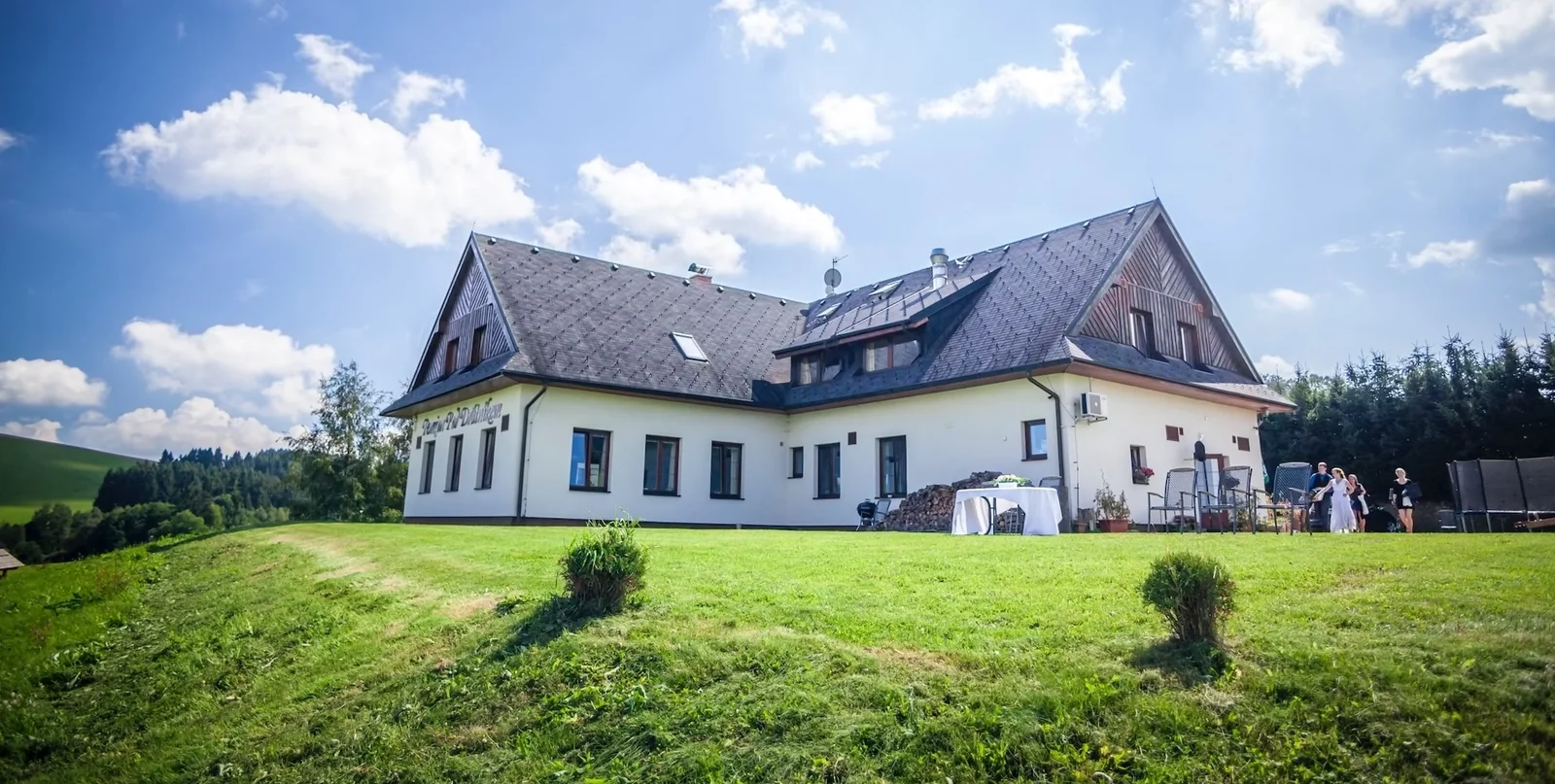 Penzion pod Drátníkem – Celkový exteriér penzionu s trávníkem a okolím