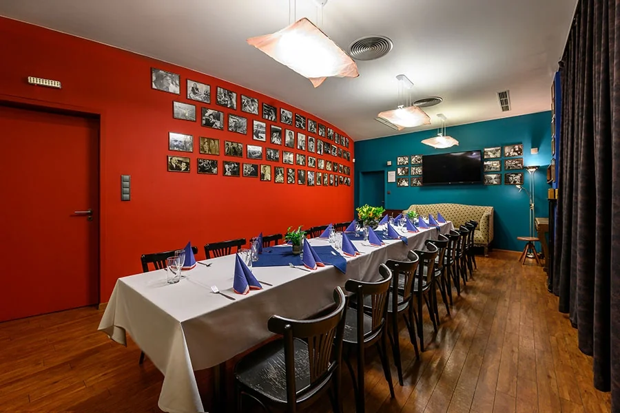 Restaurace MAT – Salonek restaurace připravený pro hostinu