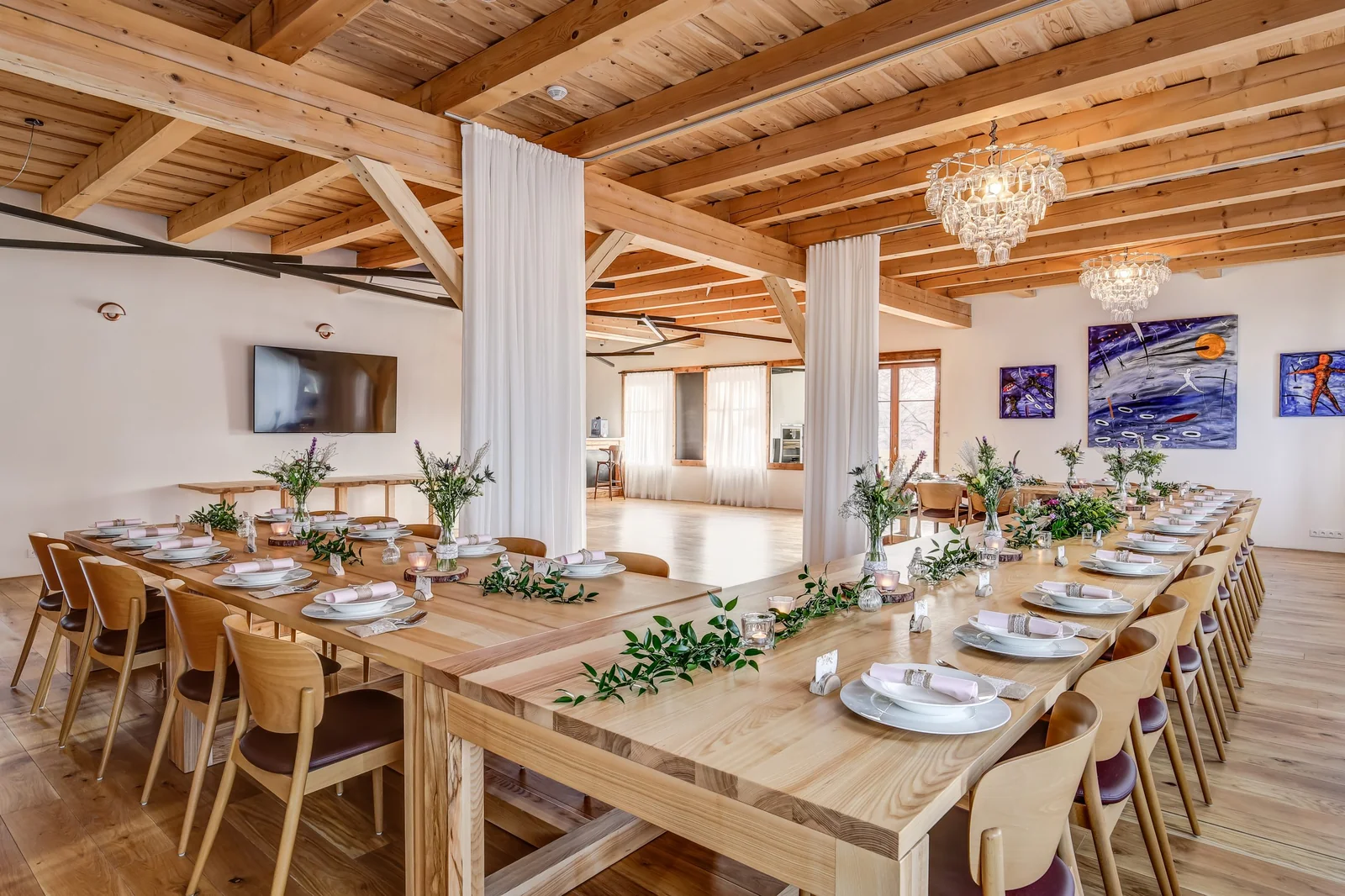 Restaurace Na Rozcestí – Jiný široký pohled na světlý sál a dispozici tabulí.