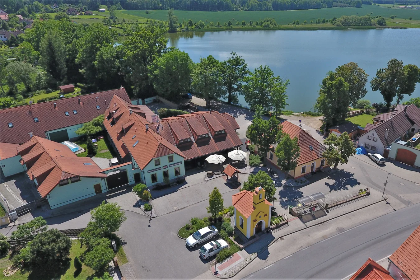 Šindlovská krčma – Letecký celkový pohled na areál krčmy u rybníka.