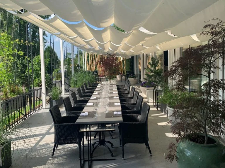 SOHO Restaurant & Lounge – Široký pohled na krytou terasu s dlouhou tabulí; nalezeno jako CSS background u SOHO terasa catering.