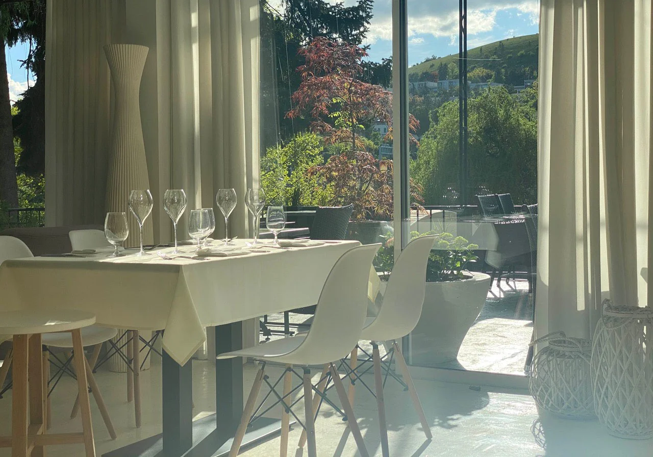 SOHO Restaurant & Lounge – Světlý interiér restaurace s okny a přesahem do zahrady; hero fotografie bez vloženého loga.