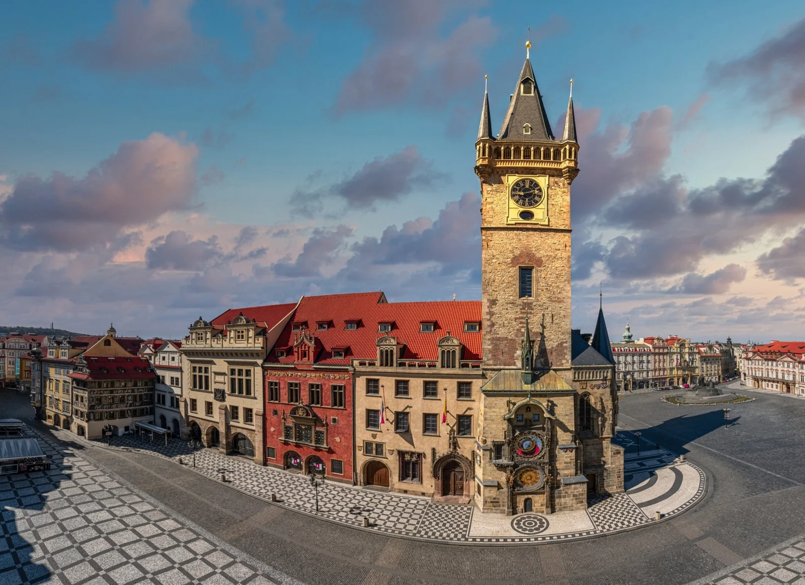 Staroměstská radnice – Celkový exteriér Staroměstské radnice s orlojem a věží